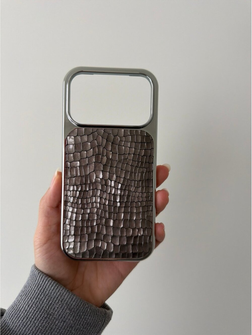 iPhone 17 Pro Case Crocodile Embossed Silver